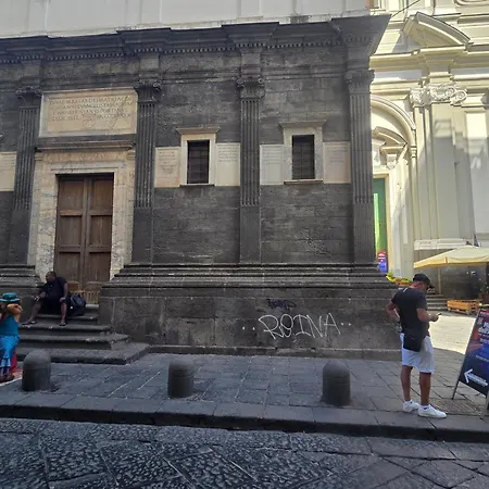 Al Centro Di Accanto Al Crist0 Velato *