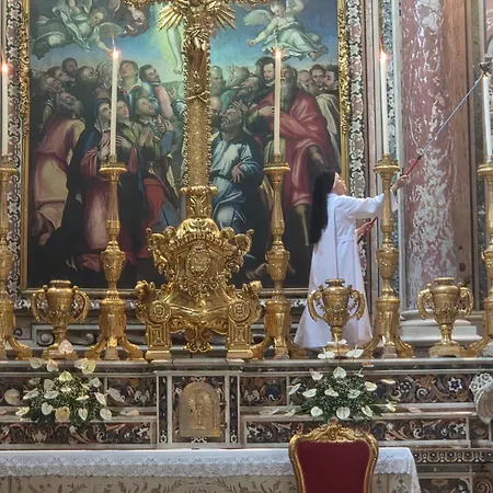 Al Centro Di Accanto Al Crist0 Velato *