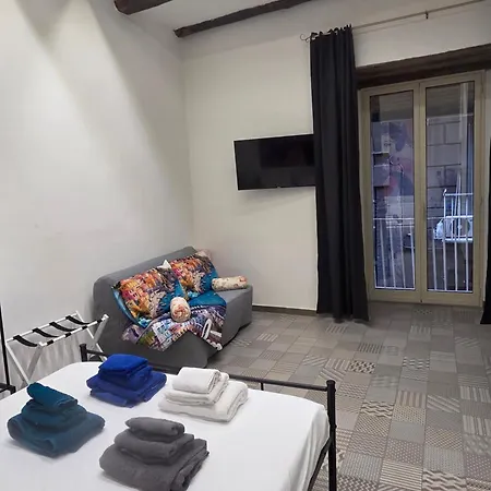 Al Centro Di Accanto Al Crist0 Velato *